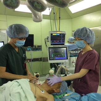 研修医　麻酔科の指導医の下、手術の麻酔管理の仕方を学びます